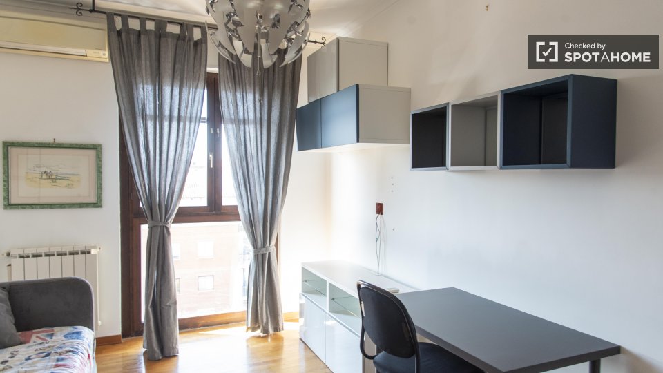 Immagine 2 di Camera condivisa in affitto  in Via Gian Antonio Maggi a Roma