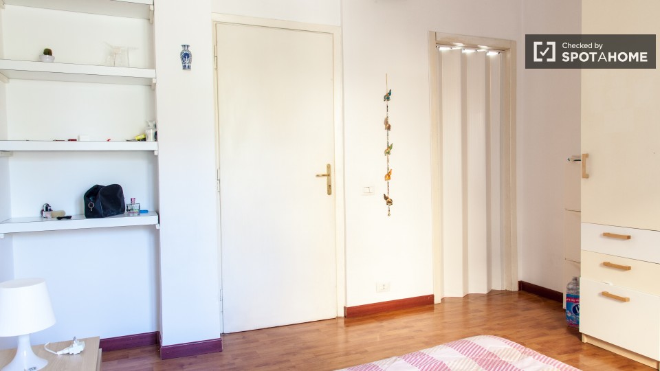 Immagine 9 di Camera condivisa in affitto  in Via del Fontanile Arenato a Roma