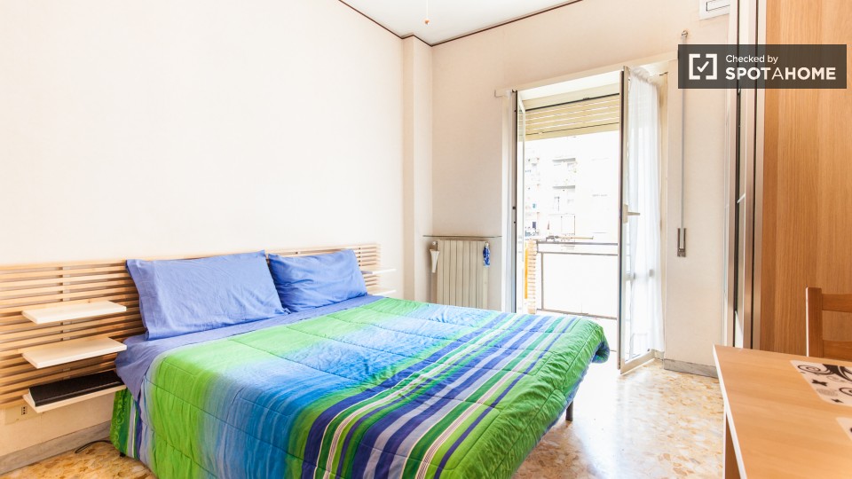 Immagine 6 di Camera condivisa in affitto  in Viale Partenope a Roma