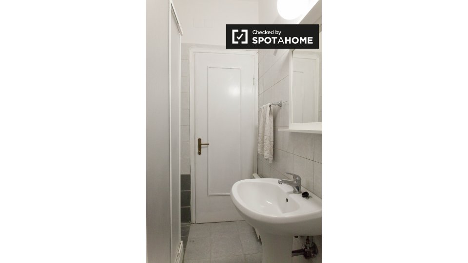 Immagine 14 di Camera condivisa in affitto  in Via Paola Falconieri a Roma