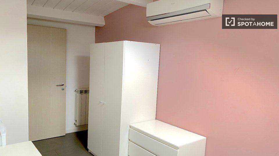 Immagine 1 di Camera condivisa in affitto  in Via di Carcaricola a Roma