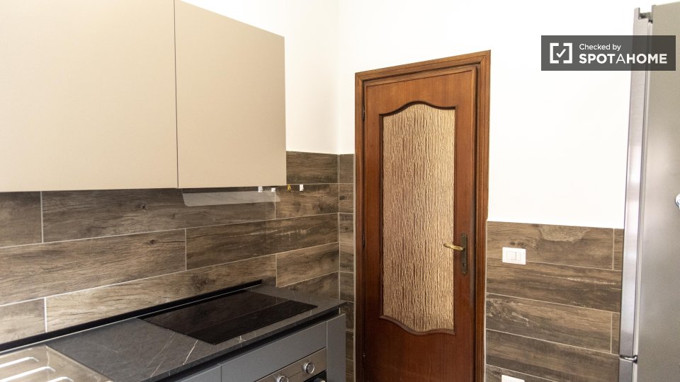 Immagine 9 di Camera condivisa in affitto  in Via Vetulonia a Roma