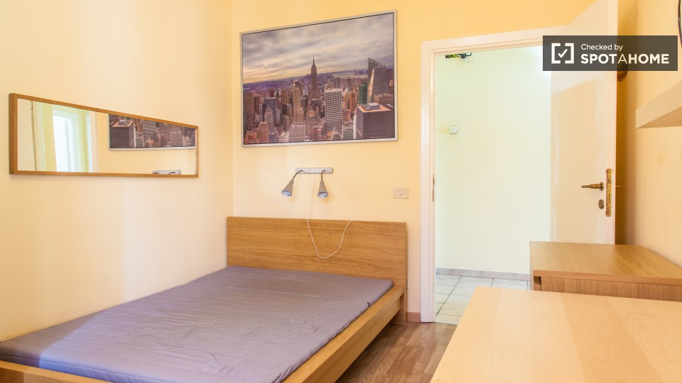 Immagine 6 di Camera condivisa in affitto  in Viale Jonio a Roma