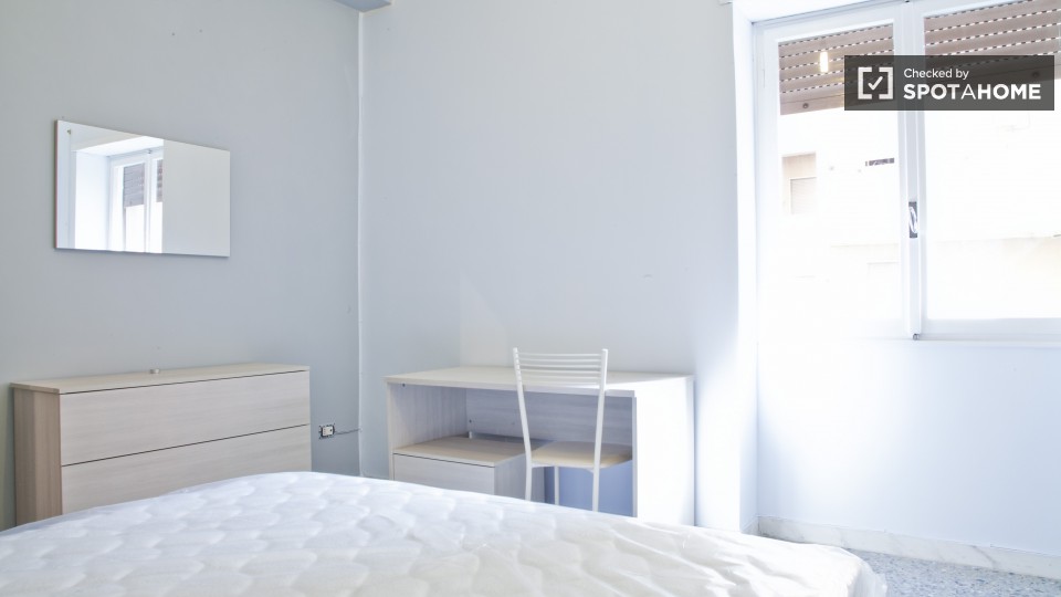 Immagine 4 di Camera condivisa in affitto  in Via Calpurnio Fiamma a Roma