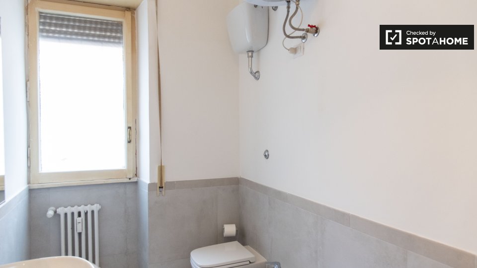 Immagine 19 di Camera condivisa in affitto  in Via Capo Miseno a Roma