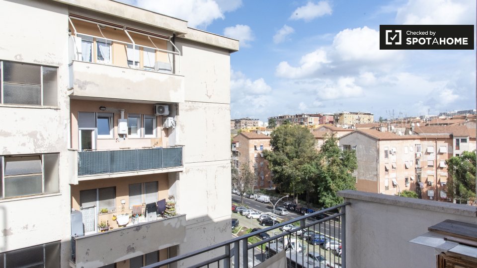 Immagine 14 di Camera condivisa in affitto  in Viale Palmiro Togliatti a Roma