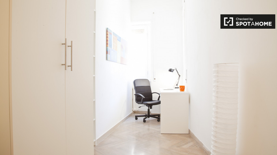 Immagine 17 di Camera condivisa in affitto  in Via Temistocle Calzecchi Onesti a Roma
