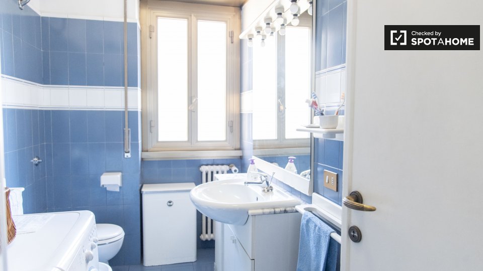 Immagine 18 di Camera condivisa in affitto  in Via Anastasio II a Roma