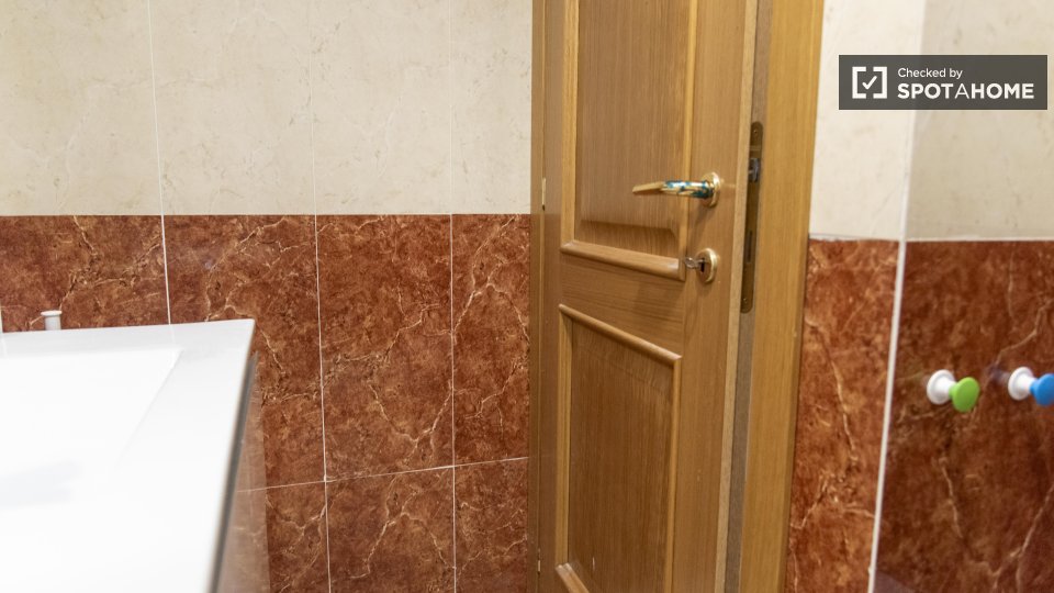 Immagine 5 di Appartamento in affitto  in Via Saronno a Roma