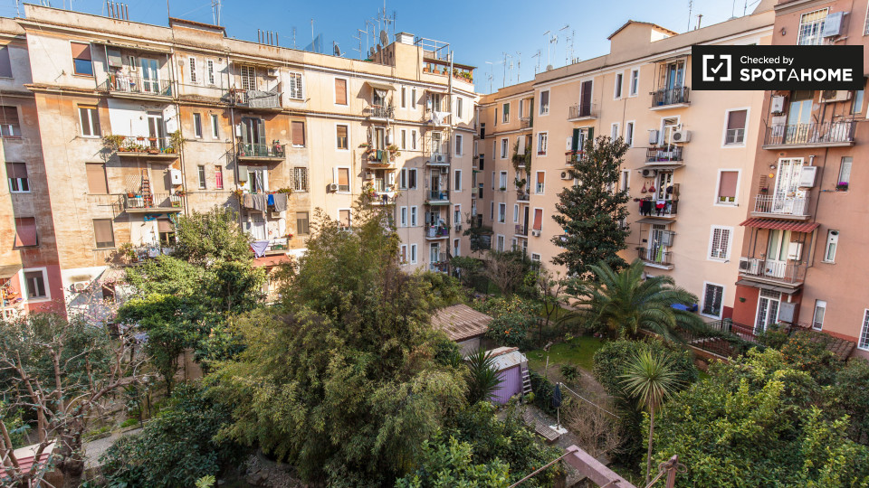 Immagine 18 di Camera condivisa in affitto  in Via Ettore Rolli a Roma