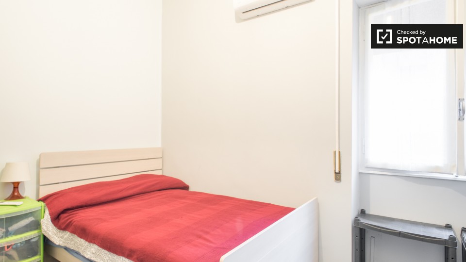 Immagine 5 di Camera condivisa in affitto  in Via Calpurnio Fiamma a Roma