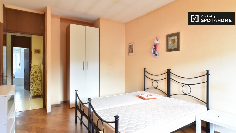 Immagine 2 di Camera condivisa in affitto  in Viale dei Caduti Nella Guerra di Liberazione a Roma