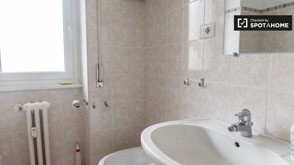 Immagine 11 di Camera condivisa in affitto  in Via Giacomo Trevis a Roma