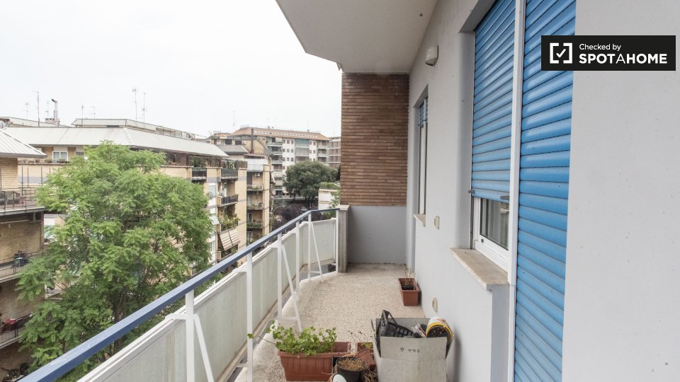 Immagine 18 di Camera condivisa in affitto  in Via Giacomo Trevis a Roma