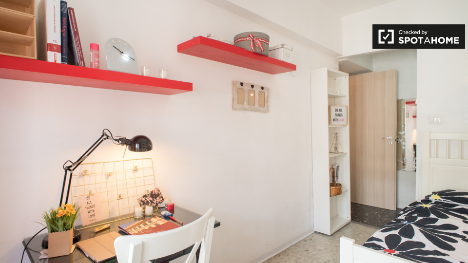 Immagine 2 di Camera condivisa in affitto  in Via Casilina a Roma