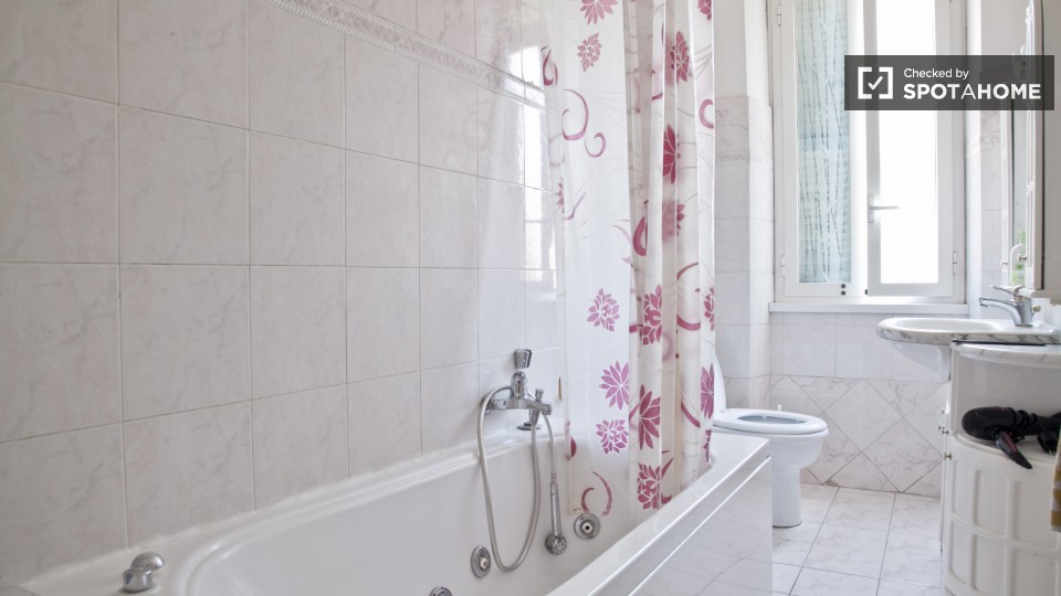 Immagine 16 di Camera condivisa in affitto  in Via dei Noci a Roma