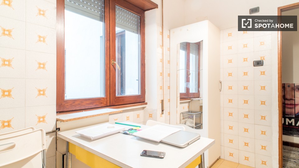 Immagine 14 di Camera condivisa in affitto  in Largo Somalia a Roma