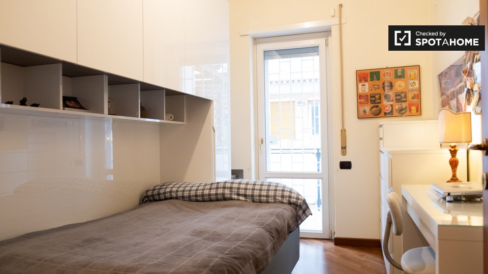 Immagine 2 di Camera condivisa in affitto  in Via Bonaventura Cerretti a Roma