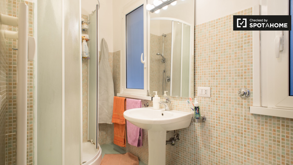 Immagine 13 di Camera condivisa in affitto  in Largo dei Colli Albani a Roma