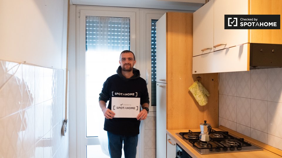 Immagine 17 di Camera condivisa in affitto  in Via Salvatore Pincherle a Roma