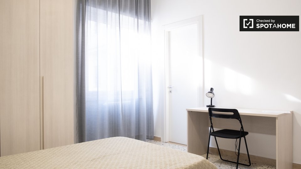 Immagine 2 di Camera condivisa in affitto  in Viale dei Salesiani a Roma