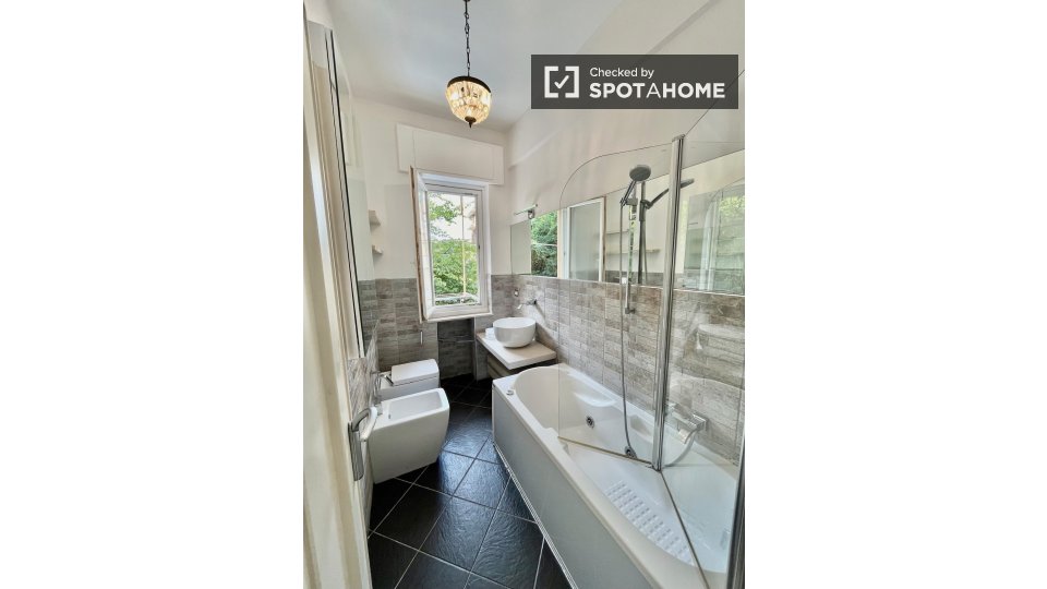 Immagine 17 di Camera condivisa in affitto  in Via Carmelo Onorato a Genova