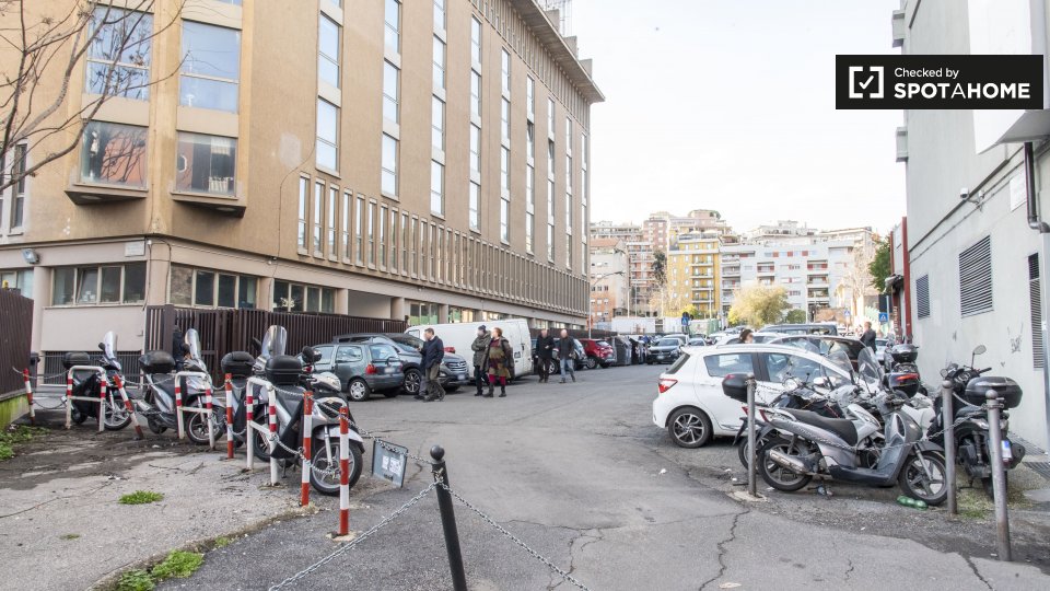 Immagine 19 di Camera condivisa in affitto  in Largo Francesco Anzani a Roma