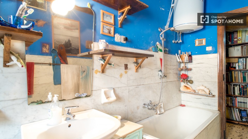 Immagine 12 di Camera condivisa in affitto  in Via Raffaele Balestra a Roma