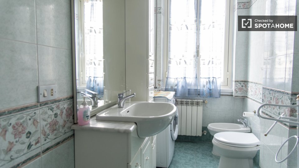 Immagine 10 di Appartamento in affitto  in Via Gian Luca Squarcialupo a Roma