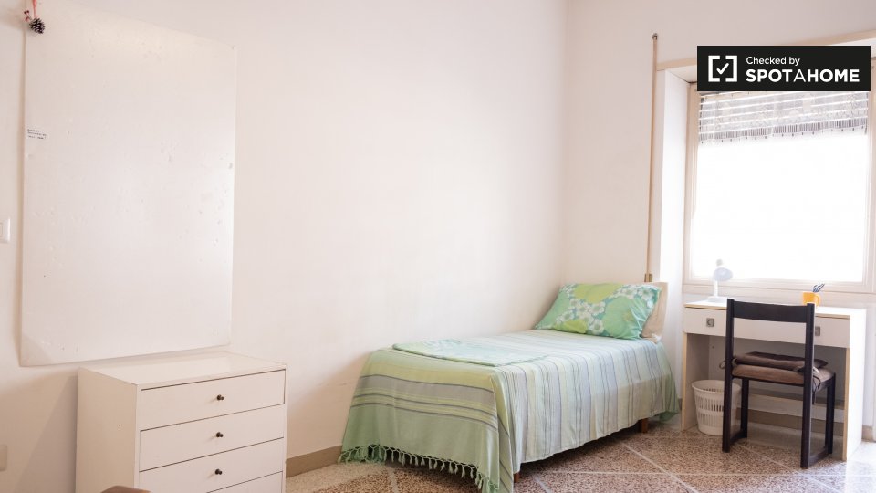 Immagine 15 di Camera condivisa in affitto  in Via Gabriello Chiabrera a Roma