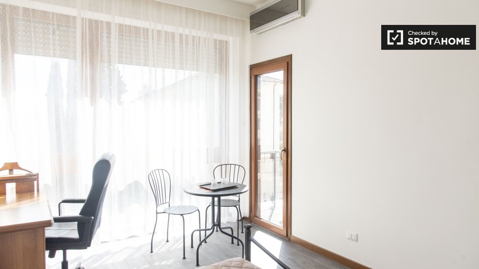 Immagine 4 di Camera condivisa in affitto  in Via Nomentana a Roma