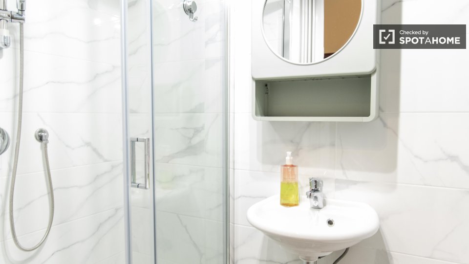 Immagine 18 di Camera condivisa in affitto  in Via Vetulonia a Roma