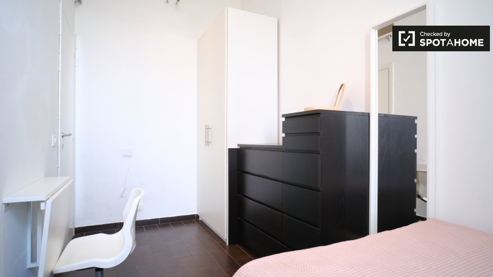 Immagine 8 di Camera condivisa in affitto  in Via Appia Nuova a Roma