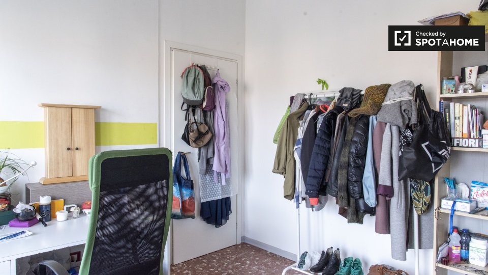 Immagine 3 di Camera condivisa in affitto  in Viale Palmiro Togliatti a Roma