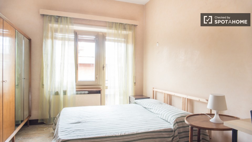 Immagine 4 di Camera condivisa in affitto  in Via Caprese a Roma