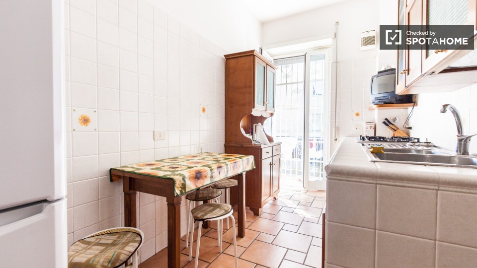 Immagine 5 di Camera condivisa in affitto  in Piazza Augusto Albini a Roma