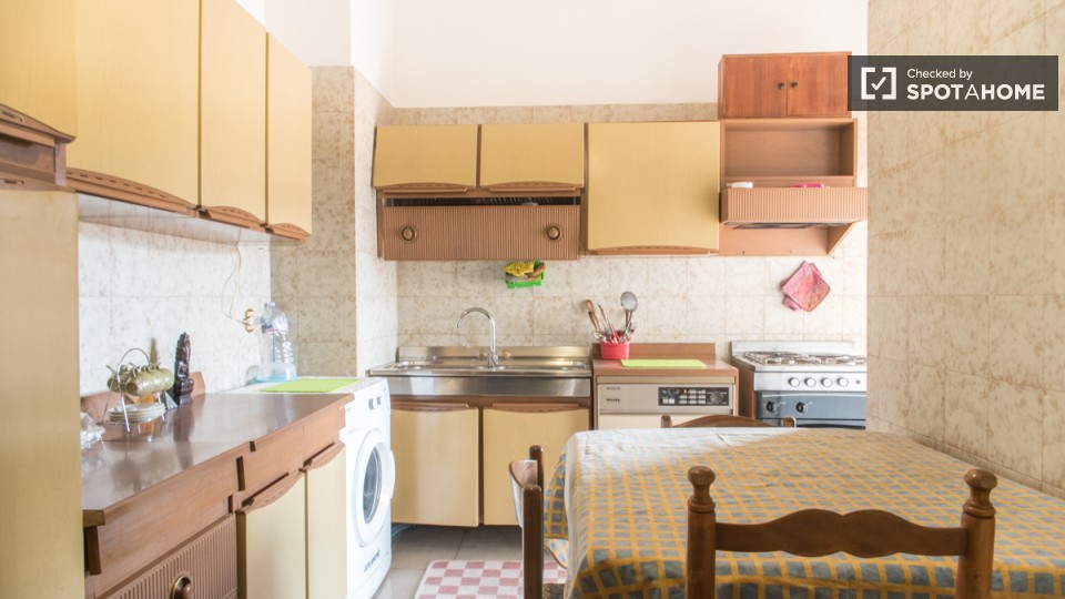 Immagine 5 di Camera condivisa in affitto  in Via Caprese a Roma