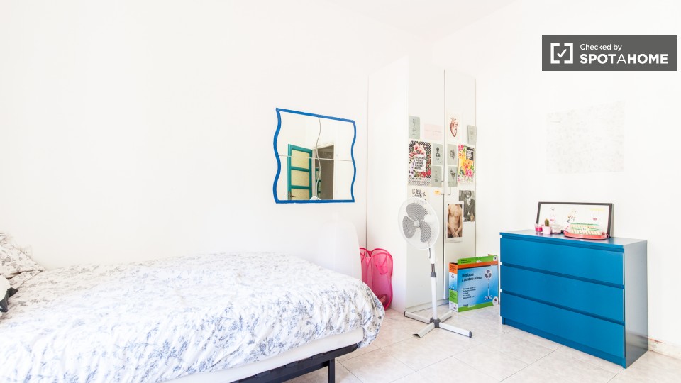 Immagine 3 di Camera condivisa in affitto  in Via delle Cave a Roma