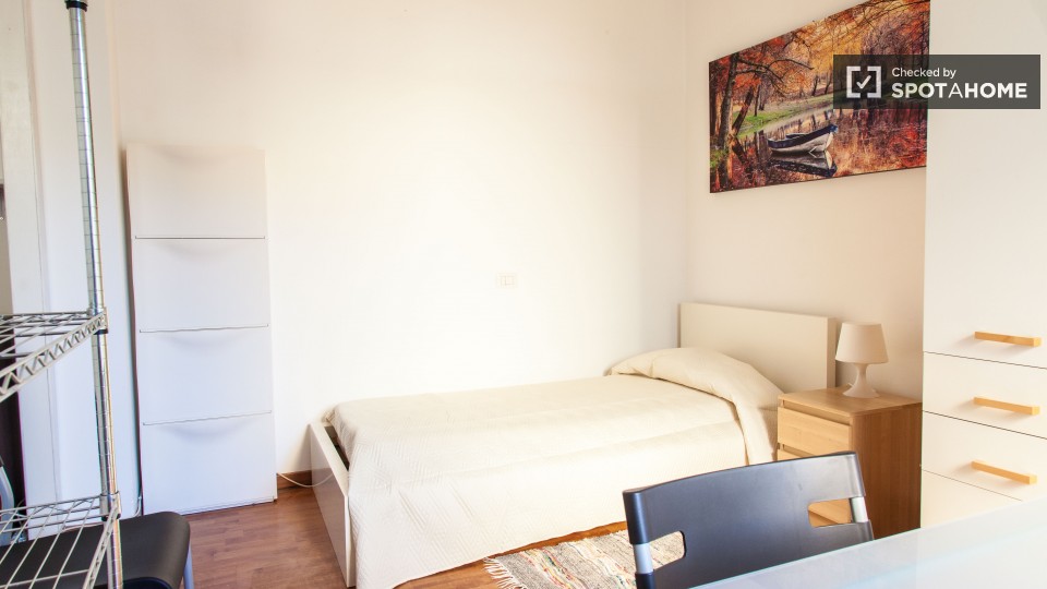 Immagine 13 di Camera condivisa in affitto  in Via del Fontanile Arenato a Roma