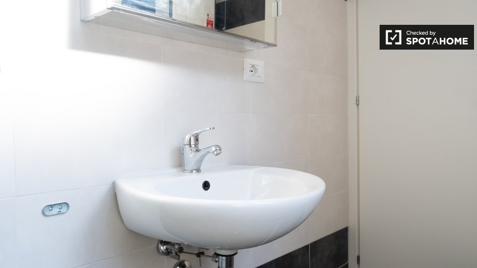 Immagine 7 di Camera condivisa in affitto  in Viale dei Salesiani a Roma