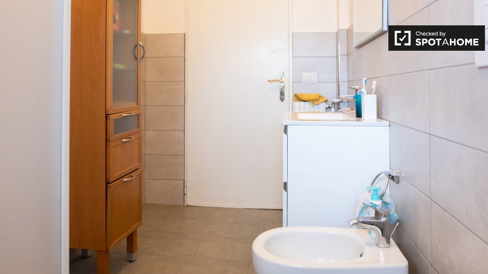 Immagine 12 di Camera condivisa in affitto  in Via Salvatore Pincherle a Roma