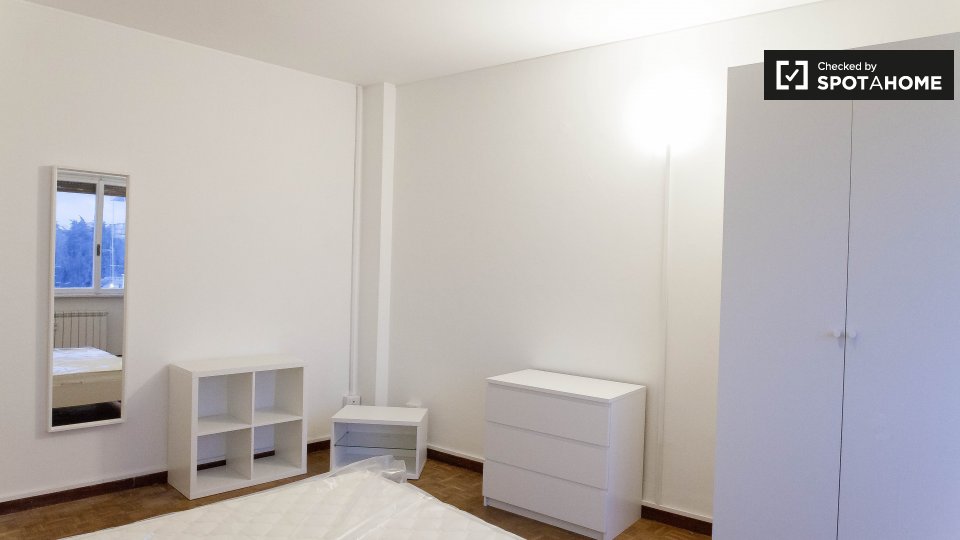 Immagine 2 di Camera condivisa in affitto  in Via Paola Falconieri a Roma