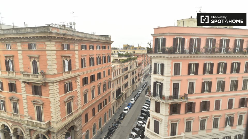 Immagine 6 di Camera condivisa in affitto  in Piazza Vittorio Emanuele II, 00185 Roma RM, Italy a Roma