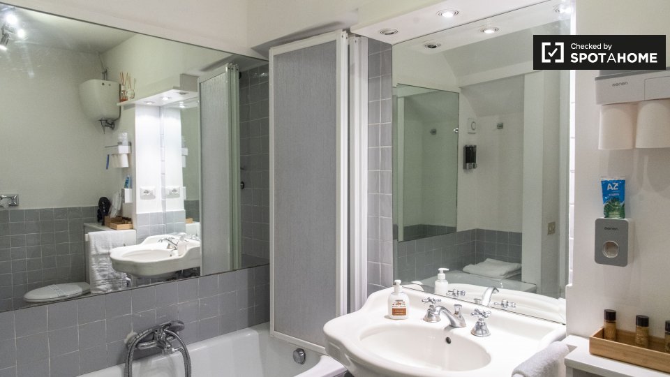 Immagine 12 di Appartamento in affitto  in Via del Pavone a Roma