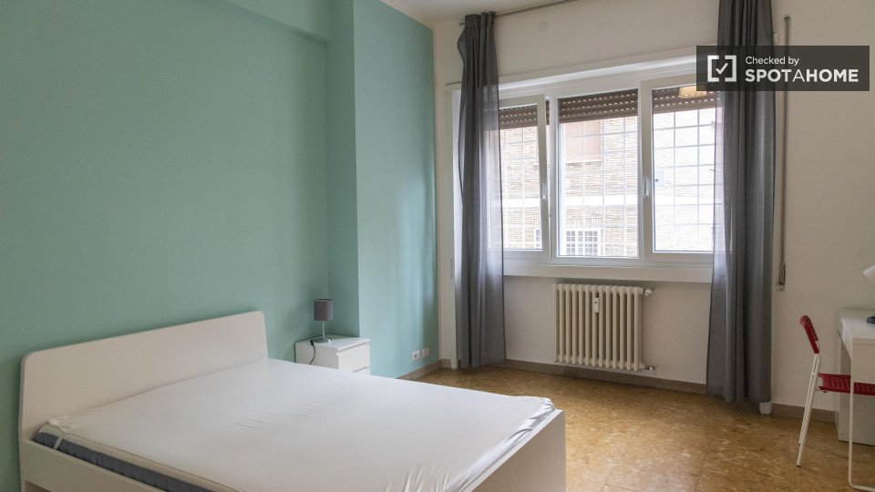 Immagine 1 di Camera condivisa in affitto  in Via Capo Miseno a Roma