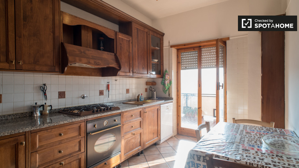 Immagine 18 di Camera condivisa in affitto  in Viale Bruno Rizzieri a Roma