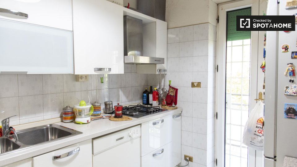 Immagine 3 di Camera condivisa in affitto  in Via di Torrevecchia a Roma