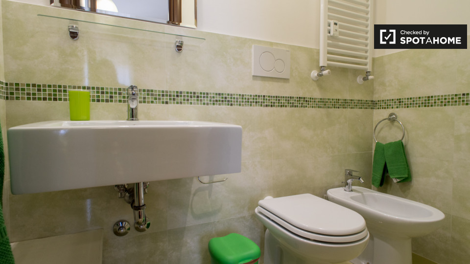 Immagine 15 di Camera condivisa in affitto  in Via Monza a Roma