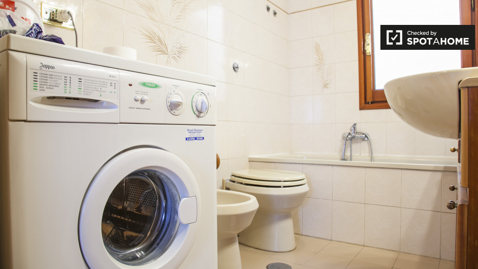 Immagine 10 di Camera condivisa in affitto  in Via Sestio Menas a Roma