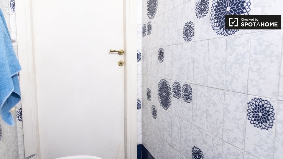 Immagine 16 di Camera condivisa in affitto  in Via Cremuzio Cordo a Roma